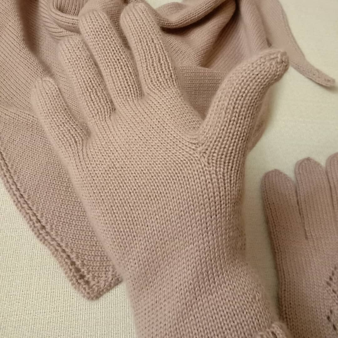 Перчатки средней длины и косынка.
