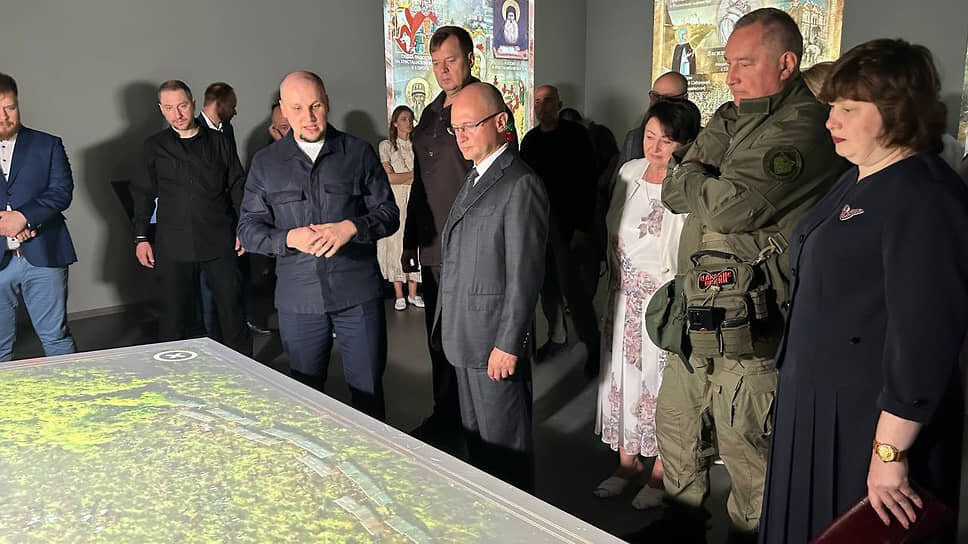 Первый замглавы администрации президента РФ Сергей Кириенко (в центре) на открытии мультимедийного исторического парка «Россия — моя история» в Мелитополе