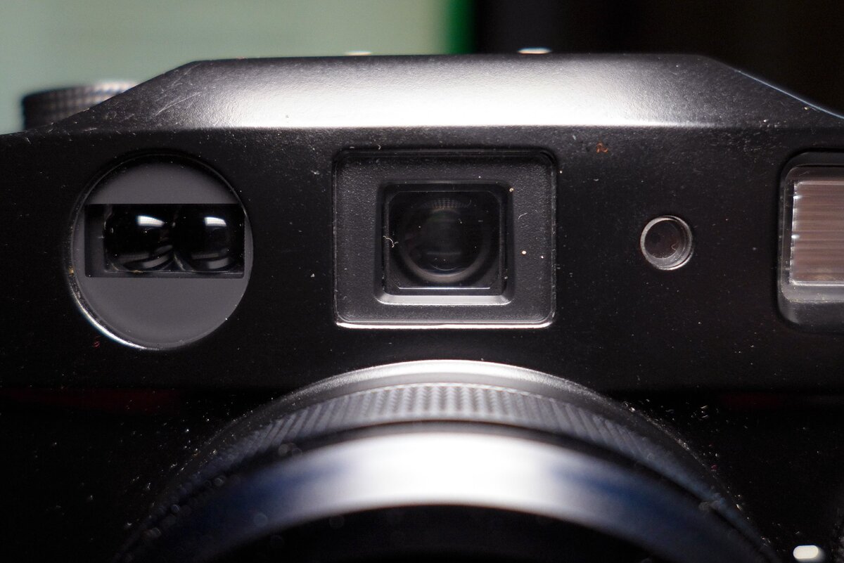 Дальномер Panasonic Lumix DMC-LC5 - слева в кадре.