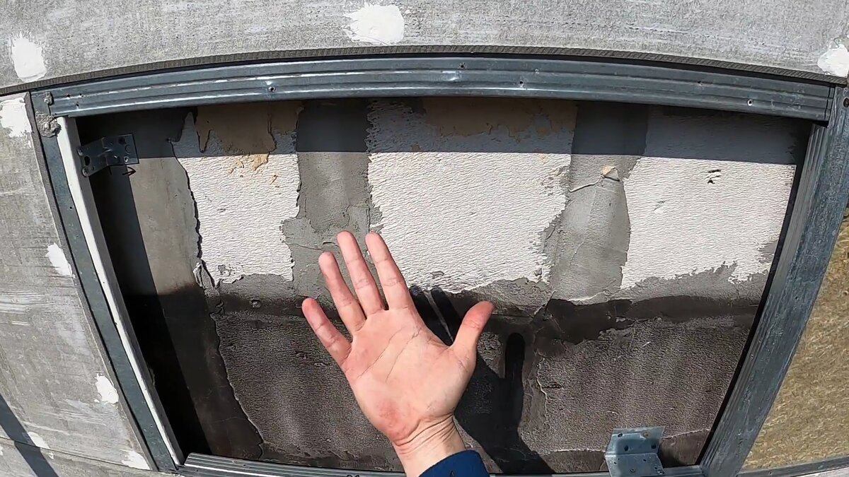 плесень под ванной. плесень на стенах. чёрная плесень в ванной. грязь в стиральной машинке. белый грибок на потолке.