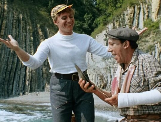 В 1968 году на экраны вышел фильм Леонида Гайдая «Бриллиантовая рука», ставший самой популярной советской комедий. Фильм смотрят и сегодня, вот несколько интересных фактов о нем.