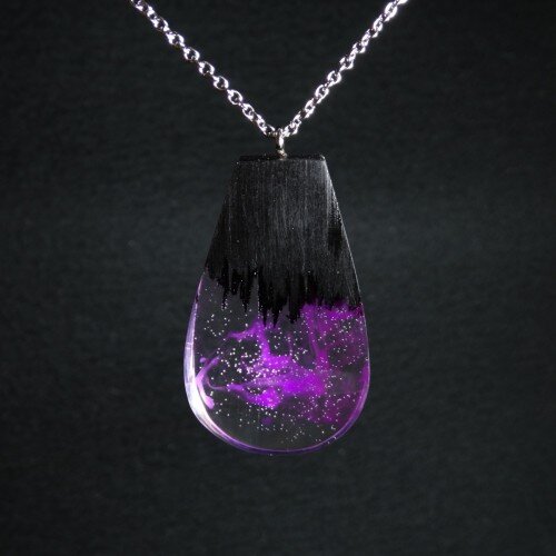 Черный  граб и люминесцентный сиреневый краситель 