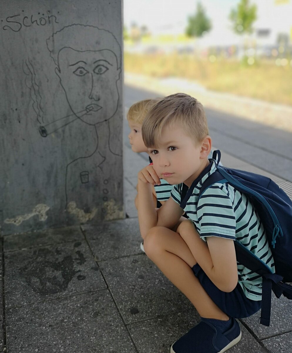 Изучают "наскальную живопись" на вокзале