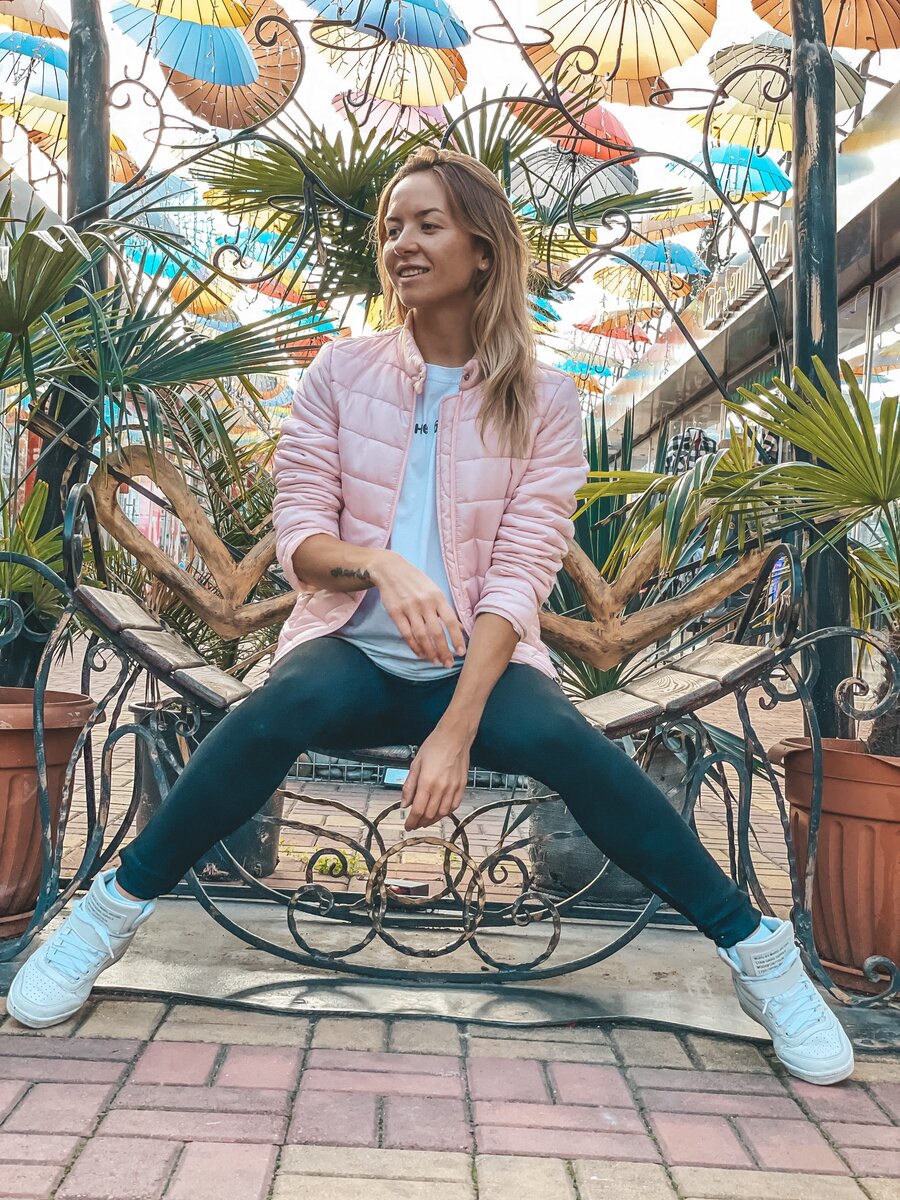 На улице с зонтиками недалеко от набережной