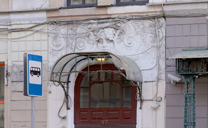 Лорелея над парадным входом