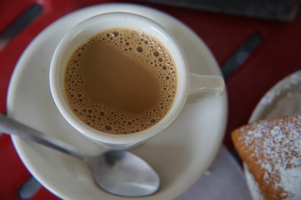 кофе с молоком снижает нагрузку на желудок