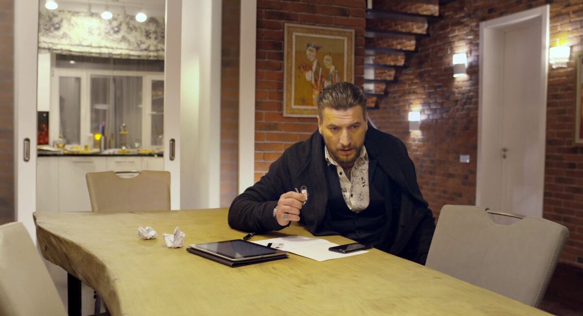 Александр Устюгов (Глеб). Кадр из кинофильма "Лучик", 2016 г., режиссер Максим Бриус, сценаристы Юлия Баева, Максим Бриус, композитор Виталий Муканяев. Скриншот кадра 