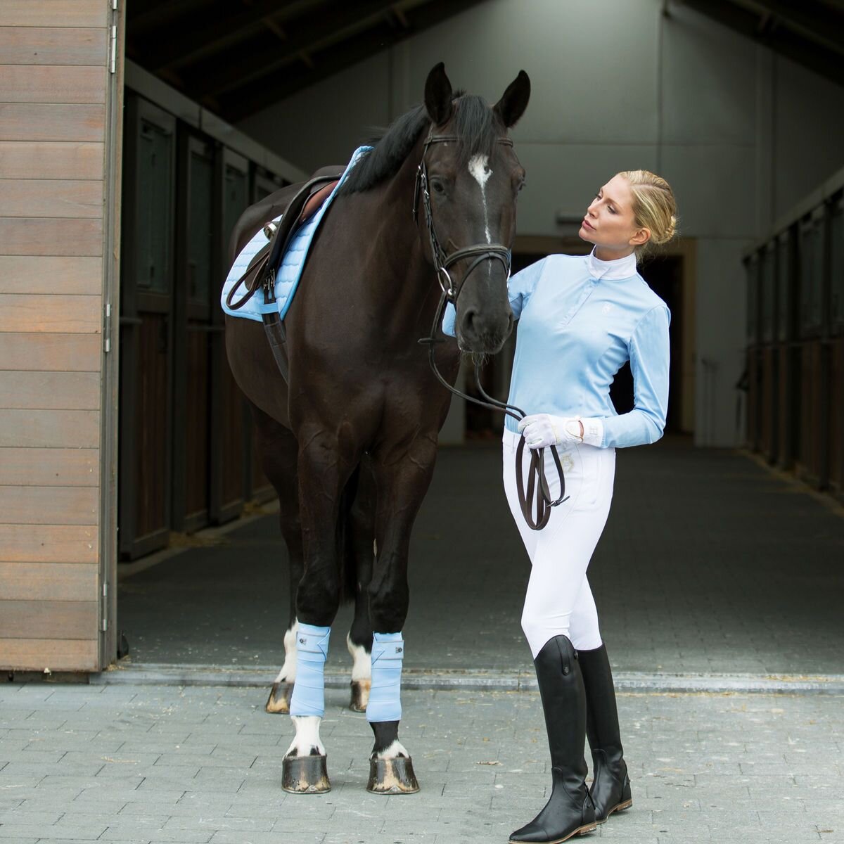 Я не буду приводить примеры их товаров в фото, просто буду ставить всадников в таком же комплекте, что и лошадь. 