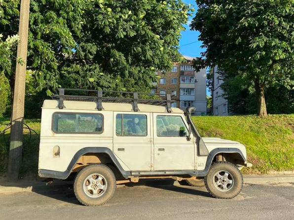 Land Rover Defender? Нет. Что-то необычное увидел для наших широт. Что за зверь?