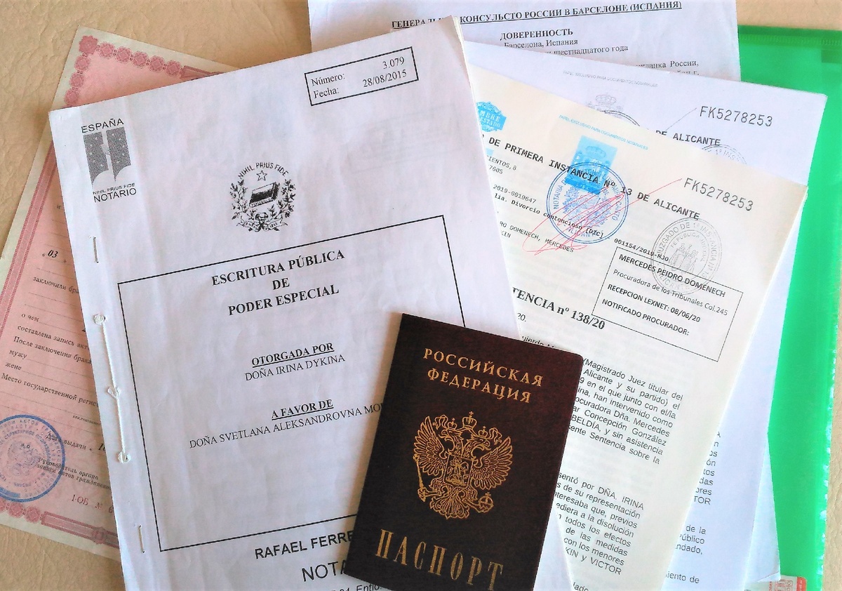 Вот такую кучу документов я таскаю с собой, чтобы получить всего лишь одну справку.