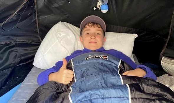 Макса поддерживает его герой Беар Гриллс (Изображение: SWNS)