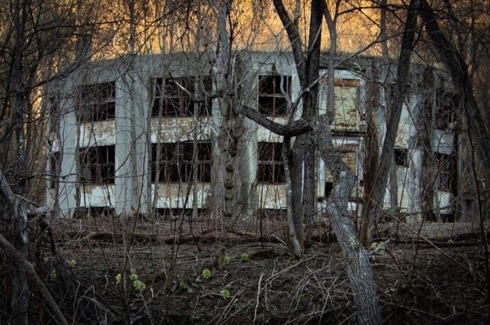 Смерть в коридорах школы.