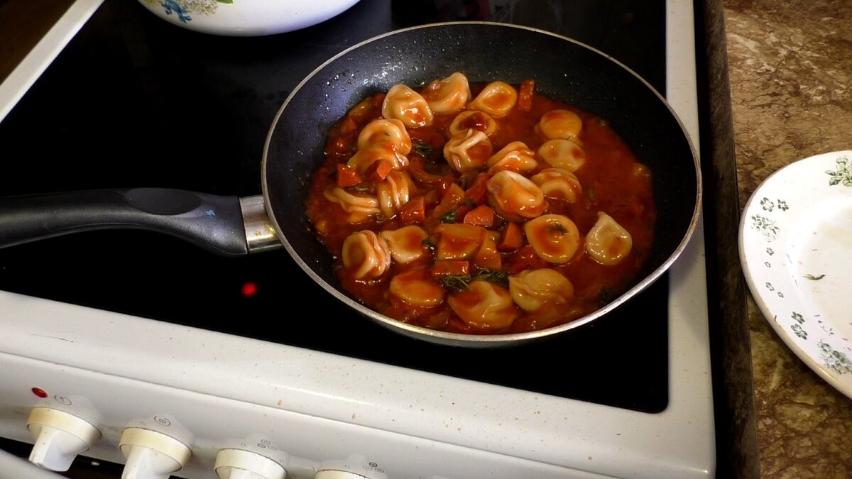 Оригинальное блюдо снова на канале У Макса. Пельмени/Бульмени  томатном - колбасном лечо подливе на сковороде. Пельмени в подобном исполнении вряд ли обнаружишь в кафе и ресторанах. 
Пельмени/Бульмени перезапиленные в новый кулинарный формат. 
Повверь в томатно - колбасном лечо рагу, вкус играет совсем иными красками и оттенками. 
Безумная Кулинарная Лаборатория на кухне У Макса, такого безумия на других каналах ты не найдешь точно))

Пельмени в колбасно томатном Подливе Кулинарная Лаборатория
https://youtu.be/ySnm38KG2Rw