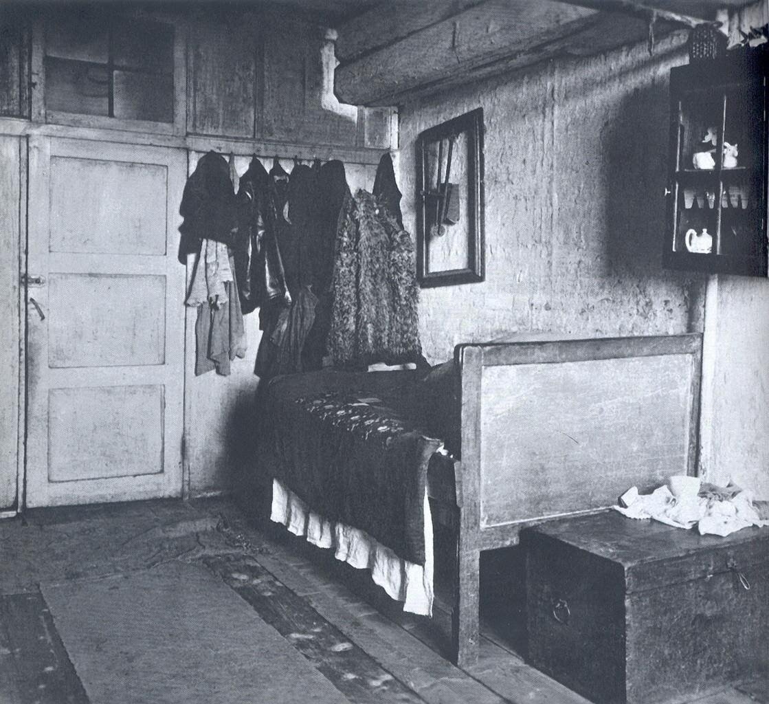 Советская квартира после революции: фотография взята из источника polonsil.ru 