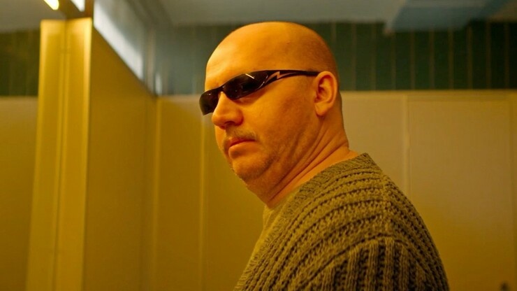 Недалекое будущее, 2040 год. Евгений и Александра 20 лет в браке, их отношения похожи на высохший урюк. Развестись у них тоже не получается, поскольку в будущем расторжение брака – очень дорогая услуга. Но судьба дает им шанс: Евгений и Александра попадают в прошлое, в тот самый день 20 лет назад, когда влюбленный и юный Женя сделал предложение прелестной Саше.