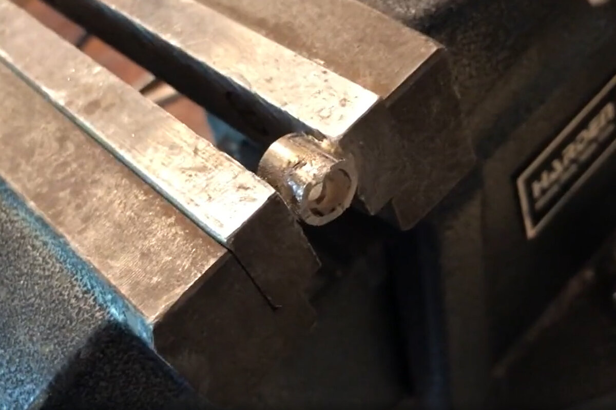 Металлическая трубка с пропилом.