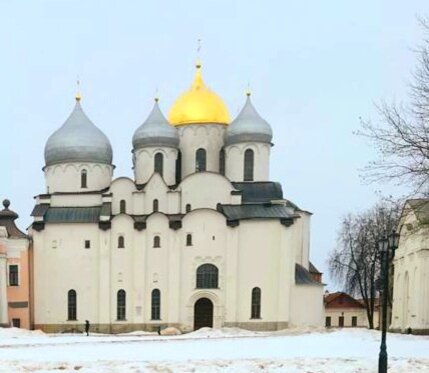 Хоть и строили Софию по византийским канонам, а всё равно получилось по-своему: вытянутые пропорции и закрытые галереи. Позже это станет отличительными чертами новгородской храмовой архитектуры.