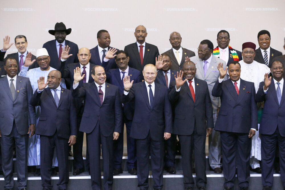Фото форума Россия-Африка. Тут много президентов стран, которым Россия простила долги и дает их вновь. Фото РГ