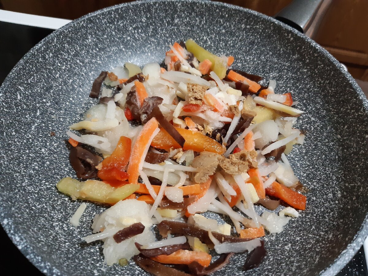 Обжариваем овощную смесь.