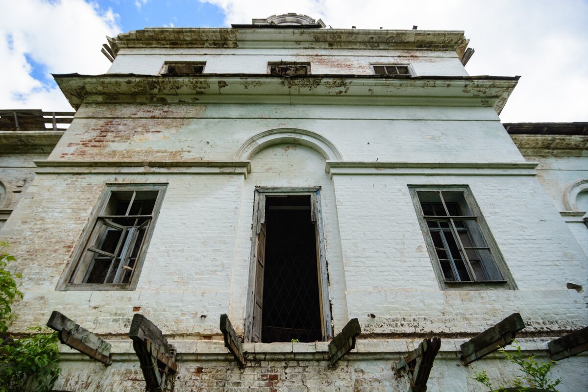 Руины усадьбы Орловых-Давыдовых в селе Усолье