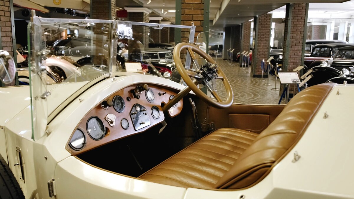 Но прежде всего, наивысшую репутацию самая легендарная машина семейства Роллс-Ройс заслужила за свою прочность и надежность, тишину и мягкую плавность хода.