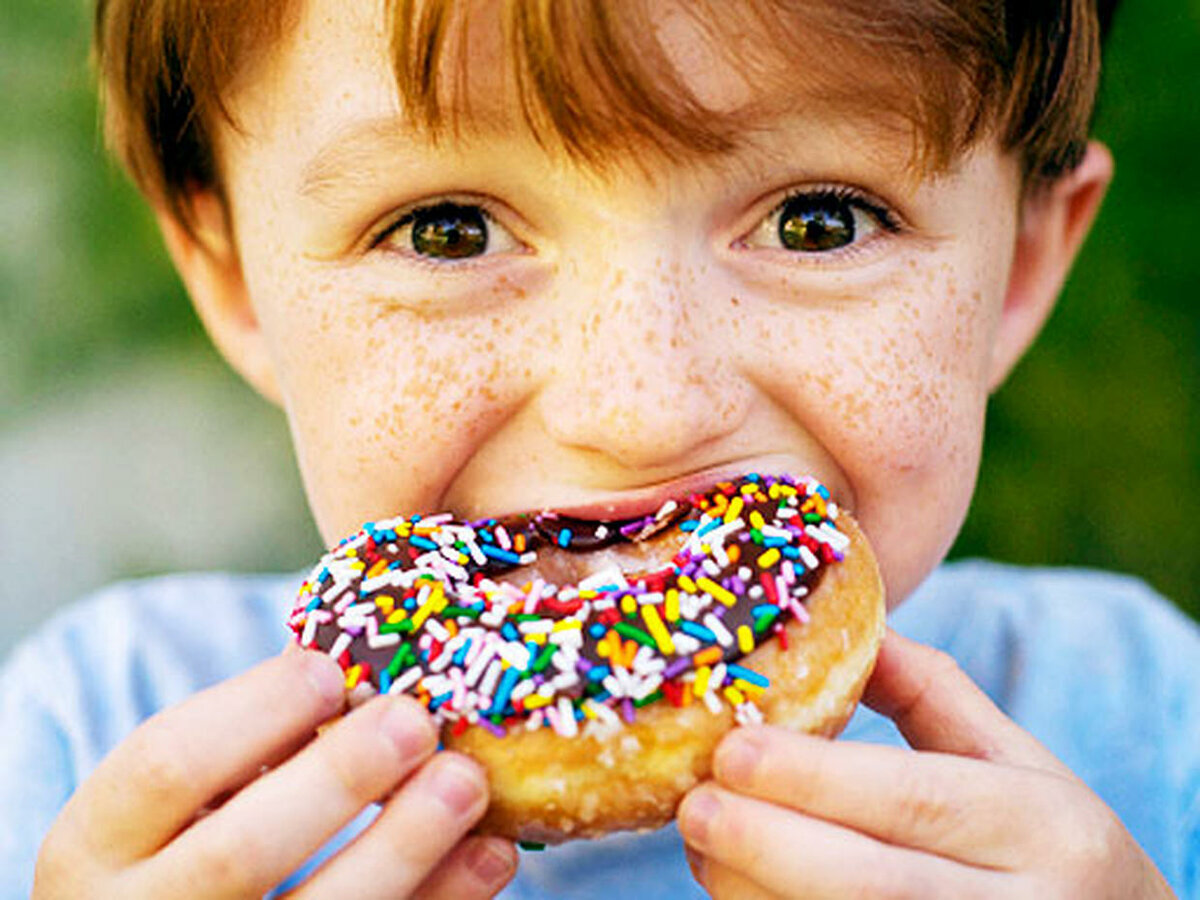 Детскую вкусную. Сладости для детей. Дети едят сладости. Ребенок ест сладкое. Пончики для детей.