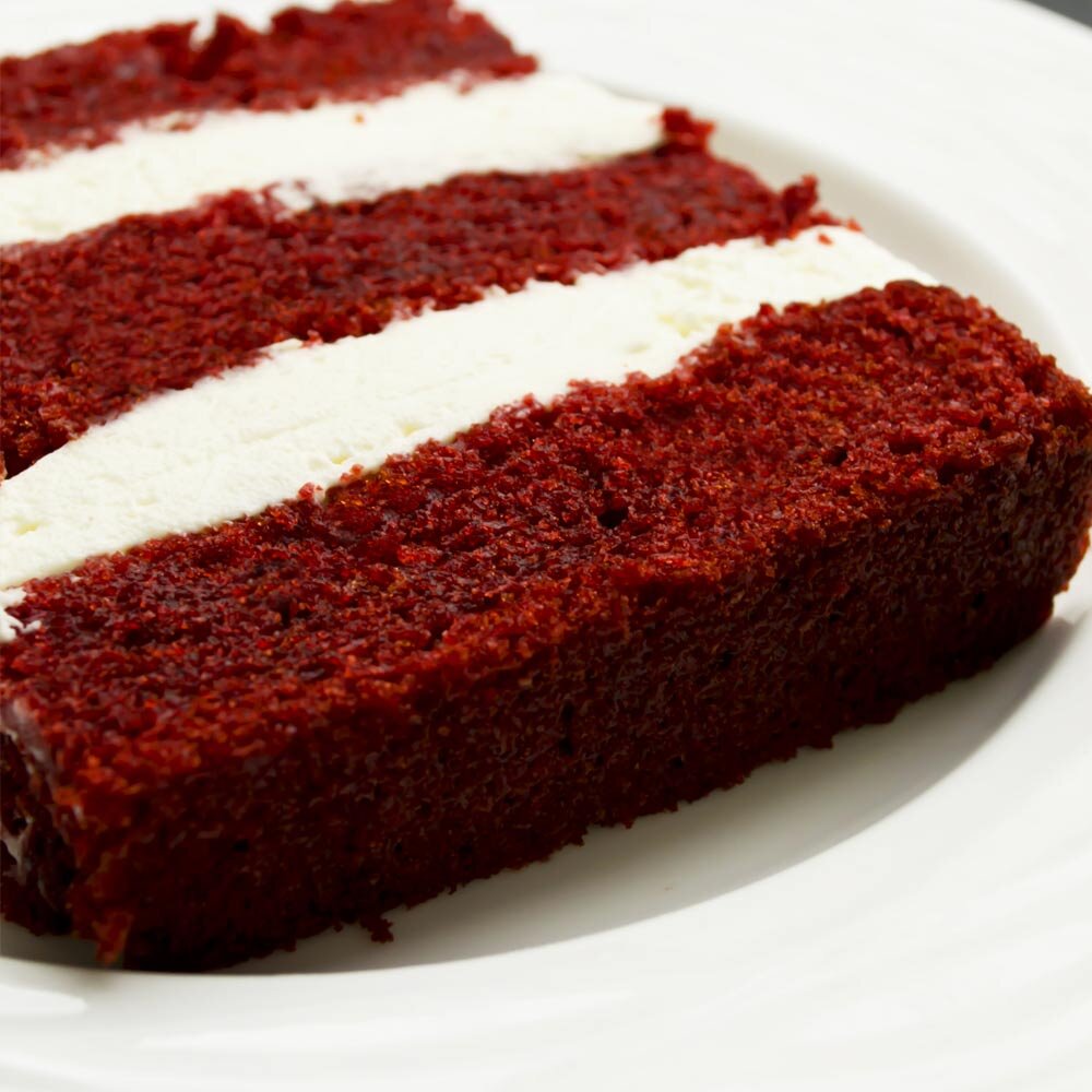 Красный бархат (или Red Velvet Cake) чуть ли не самый популярный и известный торт не только в Европе и США, но и у нас в России. Но знаменит он стал не только из-за тяжелого влажного бисквита и глубокого вкуса, а в основном из-за своего яркого красного цвета. Изумительный контраст красного бисквита, белоснежного крема и шоколадного вкуса сводил с ума многих. Ходят слухи, что тот самый красный бархат пару столетий назад приобретал свой красный цвет из-за реакции необработанного какао и соды. Беда в том, что химический состав какао-порошка сейчас несколько иной. Почти весь какао алкализуют для более яркого вкуса и аромата, и желаемого красного цвета он уже не даст.