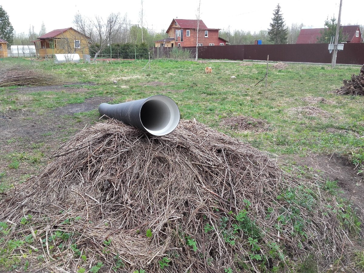 Заезд на участок через канаву своими руками. Газомет Ливенса. Трубки для мелиорации. Трубы для орошения полей. Трубы в поле.