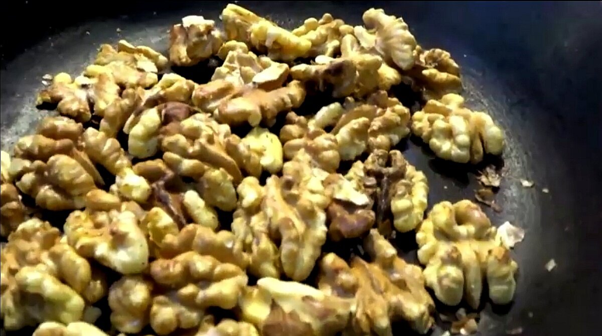 Обжарить грецкие орехи. 