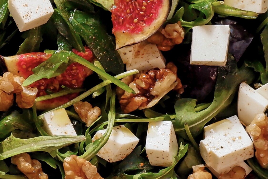 Сочетание противоположностей: соленый сыр, сладкий инжир, орешки, листья салата
