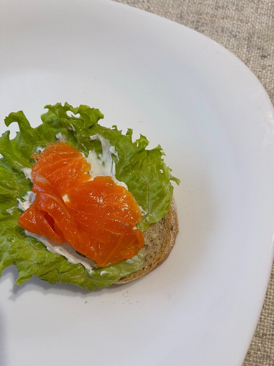 1. Жирная рыба снижает риск инсультов на 5-10%. 2. Благодаря Омега-3 жирным кислотам восстанавливается уровень холестерина в крови. 3. Красную рыбу полезно кушать женщинам во время менструации, так как происходит эффект обезболивания в районе малого таза и низа живота. 4. Омега-3 из рыбы способствует улучшению внешнего вида кожи, волос, ногтей, а также улучшает состояние суставов. 5. Регулярное употребление жирной рыбы — гарантия защиты от рака груди, кишечника и простаты, потому что Омега-3 на оказывает  пользу здоровью, омолаживая его изнутри.