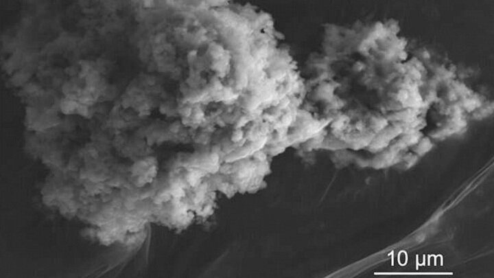 Частица космической пыли под микроскопом.Иллюстрация Cécile Engrand/Jean Duprat.