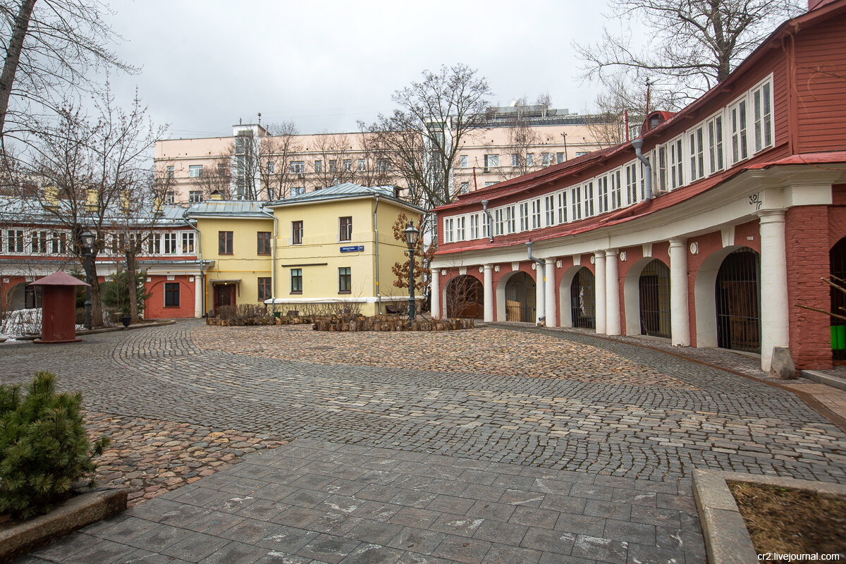 Поливановские конюшни и колоритный дворик на Пречистенке. Москва. Фото автора статьи 