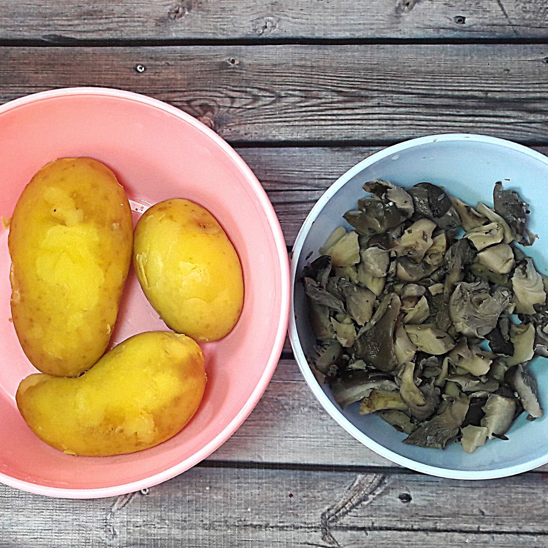 Нарезаем сваренный заранее картофель на ломтики.