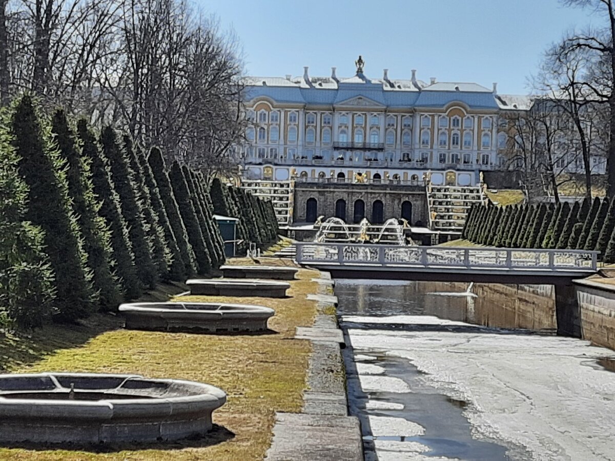 Весенний вид на Большой каскад в створе Морского канала