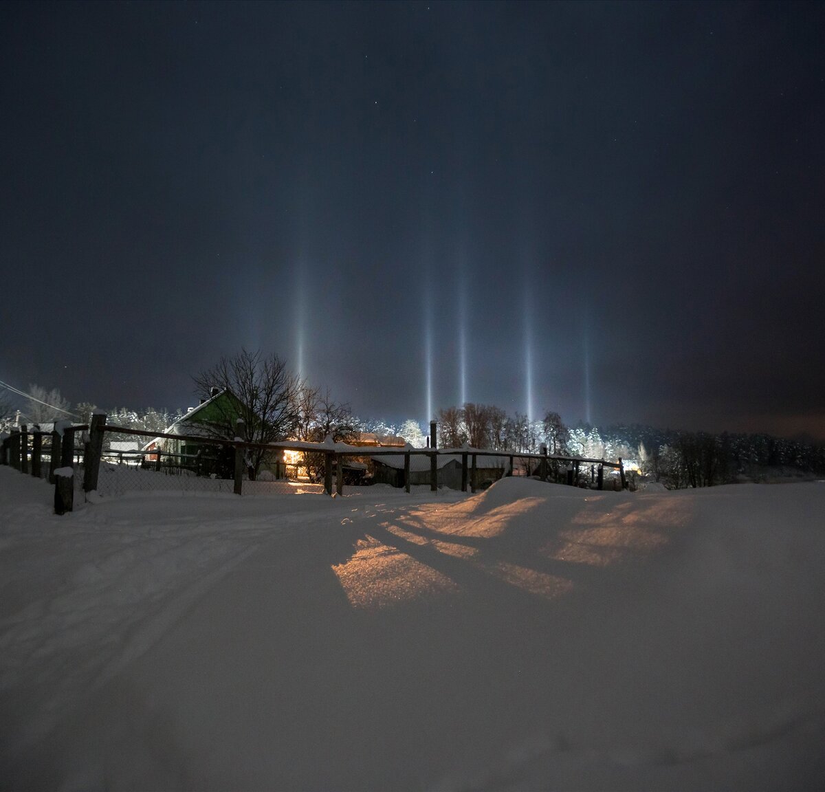 Полярная ночь. Световые столбы в Мороз в деревне. Световые столбы морозное утро. Световые столбы зимой от фонарей.