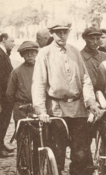 Старт велопробега Москва - Самара летом 1929 года. Фото из коллекции Веломузея Андрея Мятиева. Начинающий московский спортсмен - Иван Беляков. Именно из его архива имеет происхождение это фото.