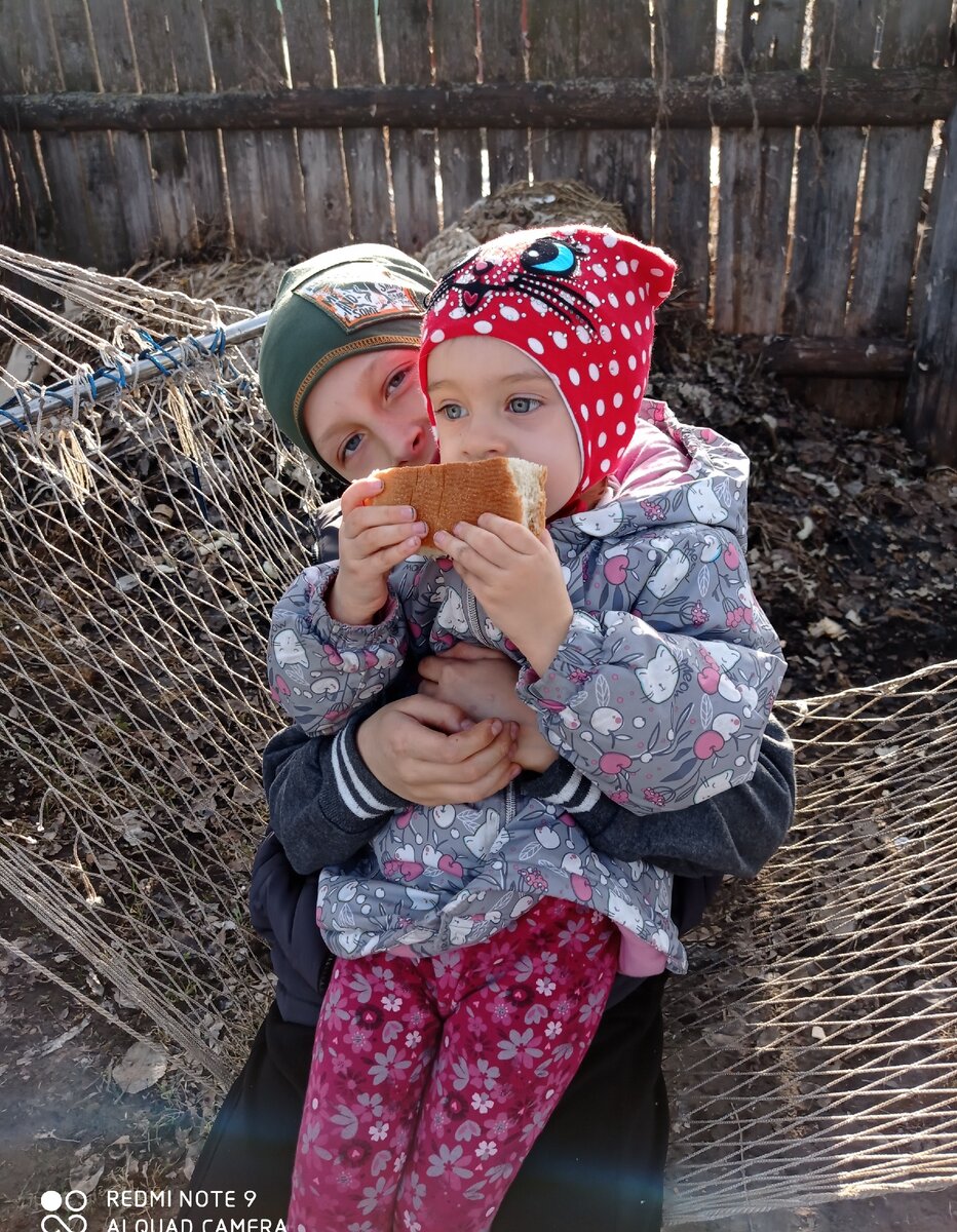 У бабушки в деревне, голодные дети) 