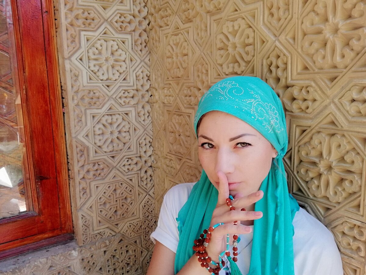 интересный «почти факт» 😁😁😁 Или "мысли в моей голове":

☝в некоторых системах познания мира существует классификация «ИНЬ и ЯНЬ»

🔸где:
ИНЬская энергия – женская (энергия потока)
ЯНЬская энергия ​ - мужская (энергия достигаторства)

🔸считается:
ИНЬская энергия – от с*кса наполняется (увеличивается)
ЯНЬская энергия – опустошается (работает на отдачу)

🔸поэтому:
в большом спорте -
1) 👩‍🦰женщинам - олимпийским чемпионкам, в советском союзе (ходят такие слухи) рекомендовали беременеть – чтобы получать еще больше энергии
2)👨‍🦱мужчинам – рекомендовано воздержание (сублимация)

🔸так вот… утренний с*кс (предположим утро понедельника)😁:
по статистике-
1) 👩‍🦰женщины не очень расположены​ - не планируют наполняться энергией для большей продуктивности в течение дня
2) 👨‍🦱мужчины очень расположены – планируют «слить» часть своих достигаторских возможностей и потенциалов перед началом недели)))

🔸вопрос:
1) 🤔либо изначально у женщины энергии на всё достаточно, а у мужчины с избытком
2) 🙈либо сама наша суть, через тело, пытается «загаситься» от работы))))

🔸доводы:
1) 😊если верная первая мысль – то все в порядке
2) 😉если вторая – то по природе нам не положено ходить на работу))).. и здесь начинают возникать вопросы)))

🤔🤩может жизнь по Душе без РАБоты - это и есть наша суть…
А против природы не попрешь)))

😉Есть над чем подумать...

🥰Прекрасной и продуктивной всем недели)))

#работа #понедельник #такиедела #обучение #развитие #саморазвитие #101пост #школа_акмеологии #акмеология #акмеолгог