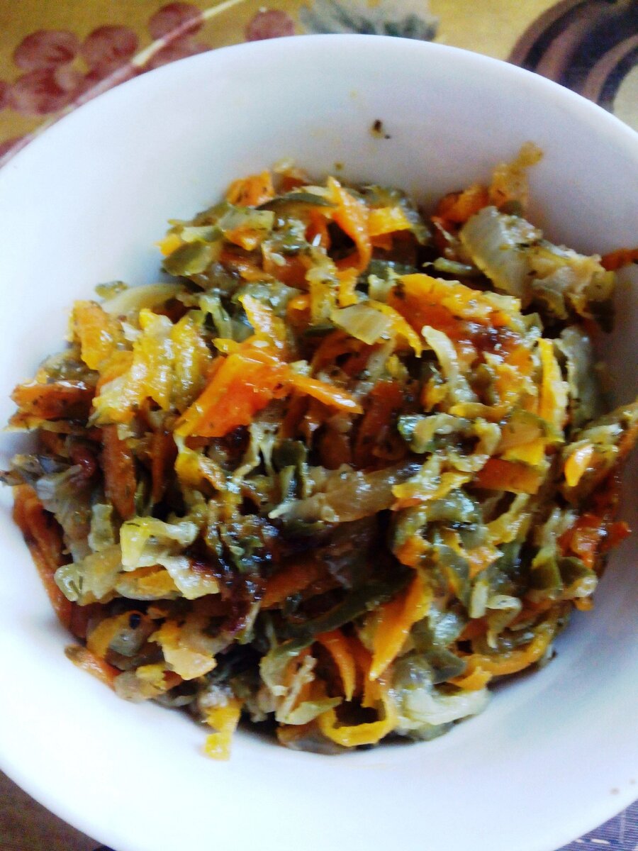 Вкусная закуска из маринованных огурцов.