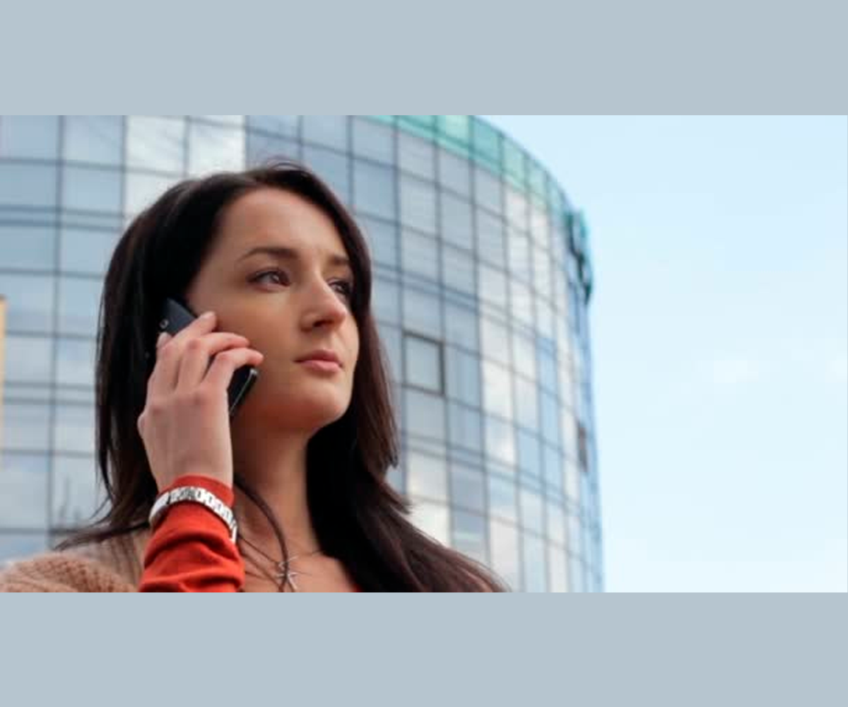 Трубку таксист так и не взял.