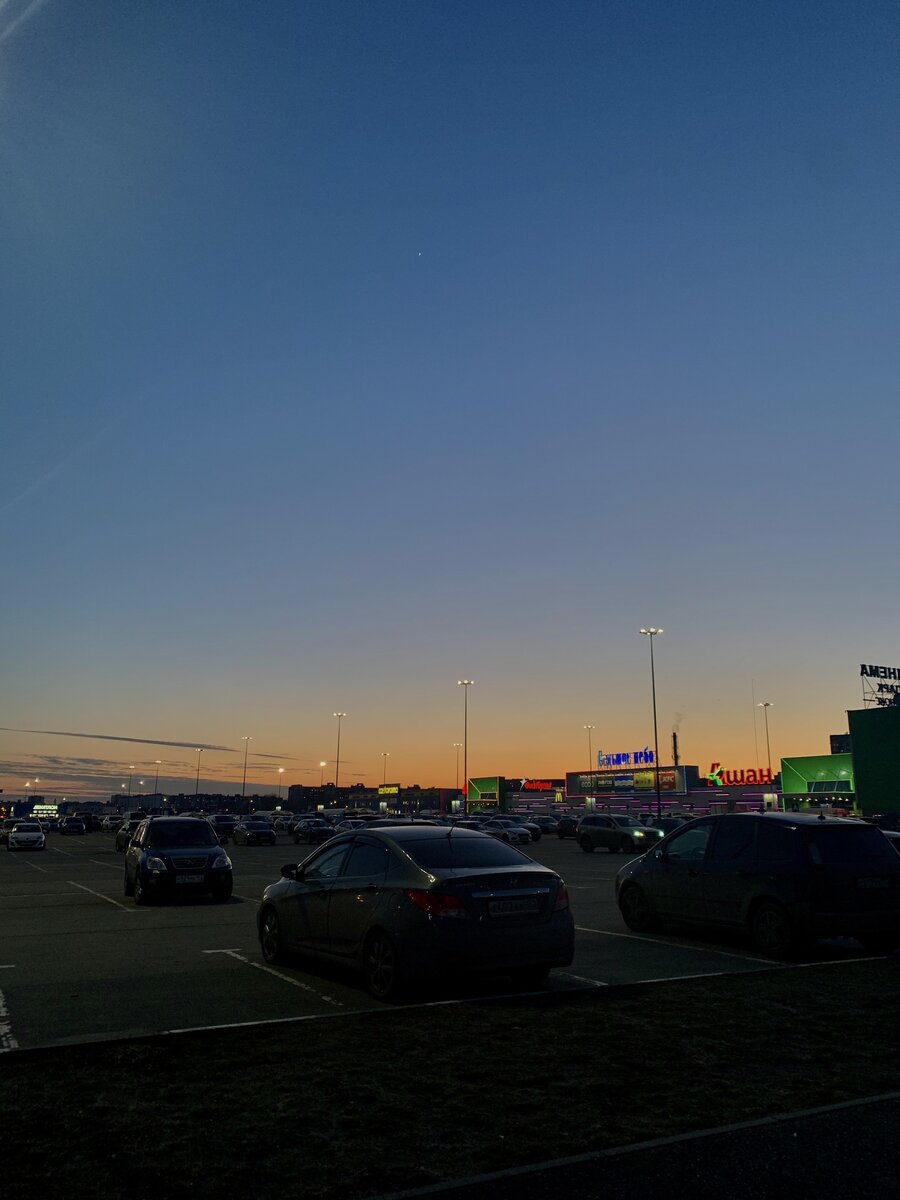 
Посмотри на закат. Красотища. Тот, наверху, живописец что надо.