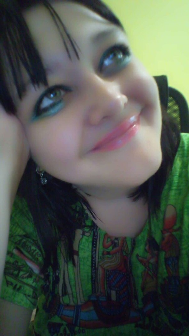 Эта я на фотографии. Я взяла эту фотку со своей странице в Вк.