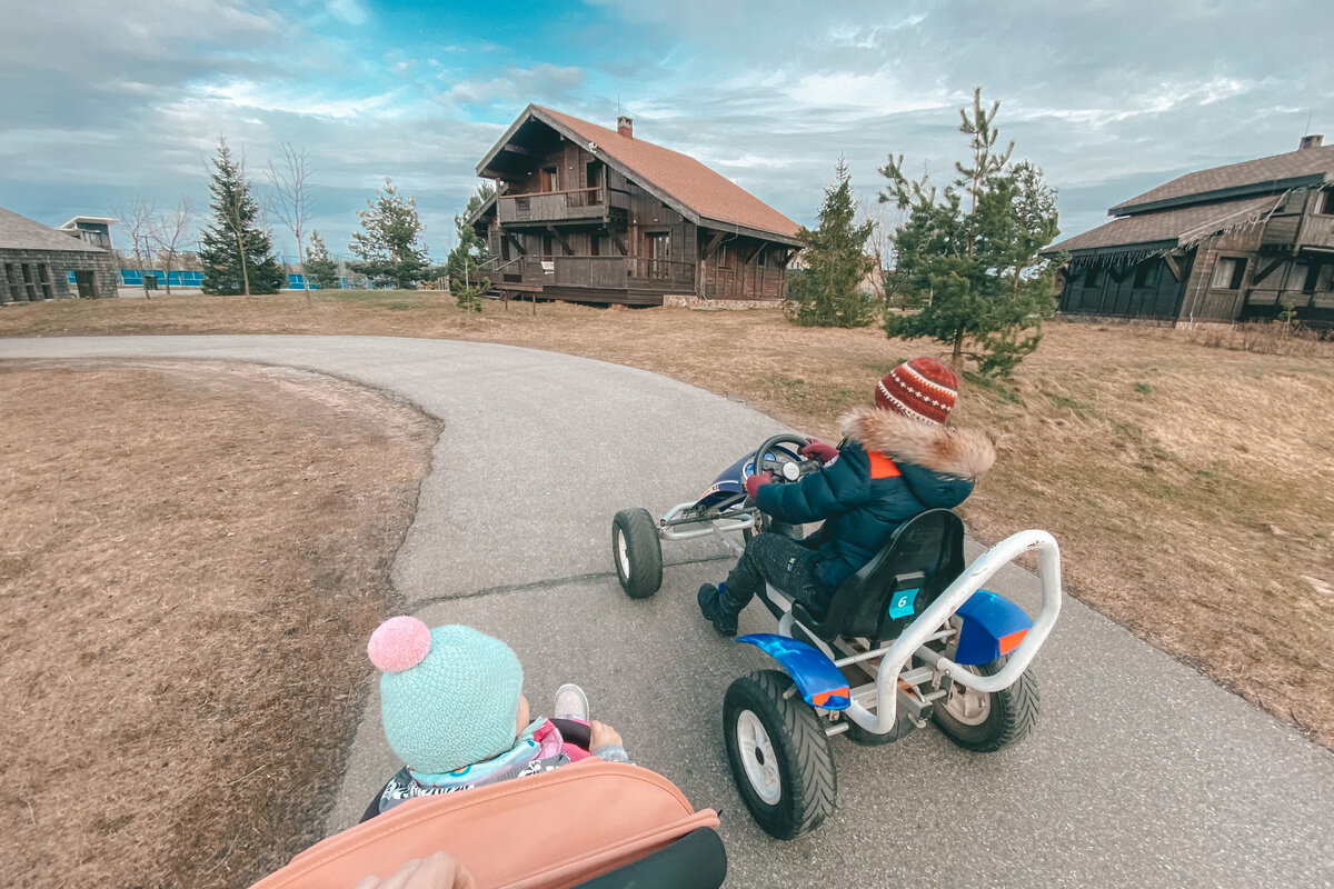 Кататься на велосипедах и веломобилях