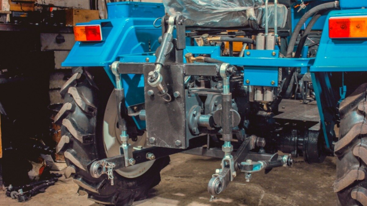 Фото: garden-shop.ru Трехточечная навеска на минитракторе СКАУТ T-25