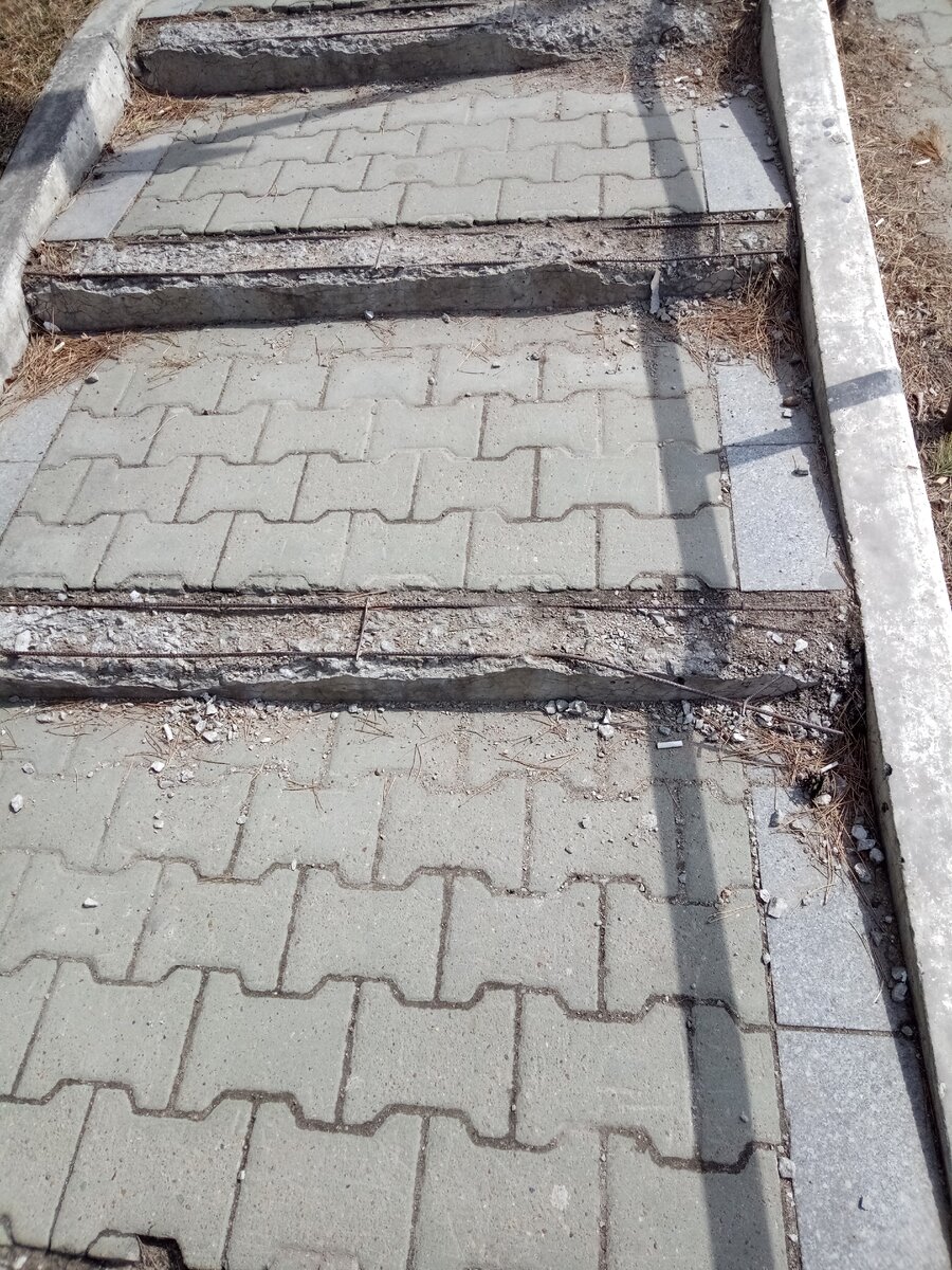 Фото автора, ул Тургенева, чуть выше кинотеатра Голливуд, при подъёме к ул Ленина.