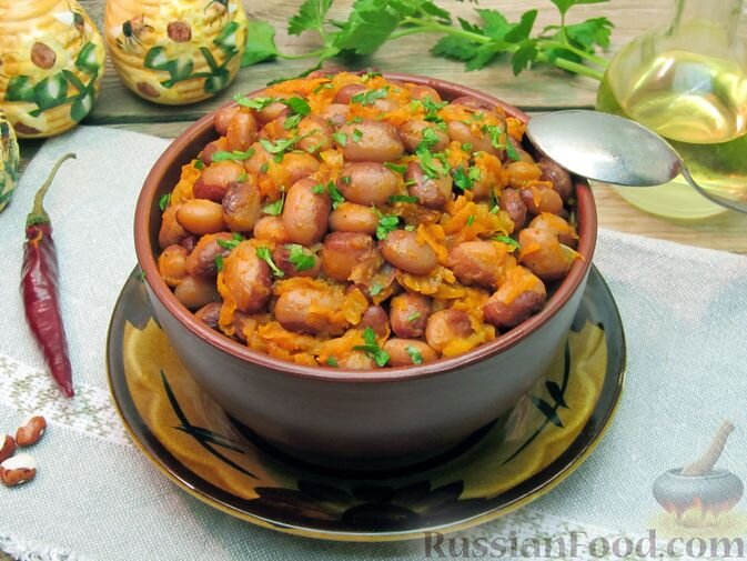 фасоль, лук репчатый, морковь, томат-паста, сахар, чеснок, хмели-сунели, кориандр, перец стручковый, соль, масло подсолнечное, зелень петрушки