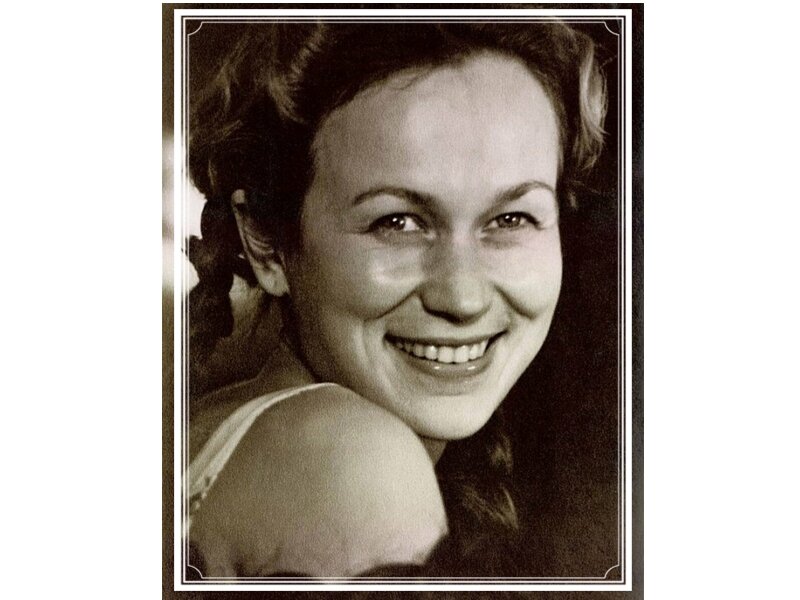 Пережив много бурных чувств и разочарований, она лишь в зрелом возрасте нашла своё женское счастье. 