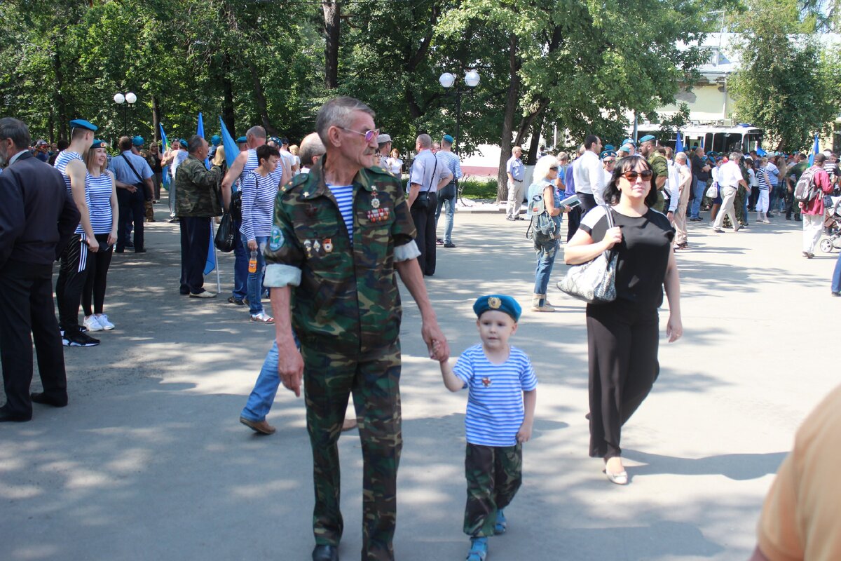 На фото. Отставник с внуком в День ВДВ.