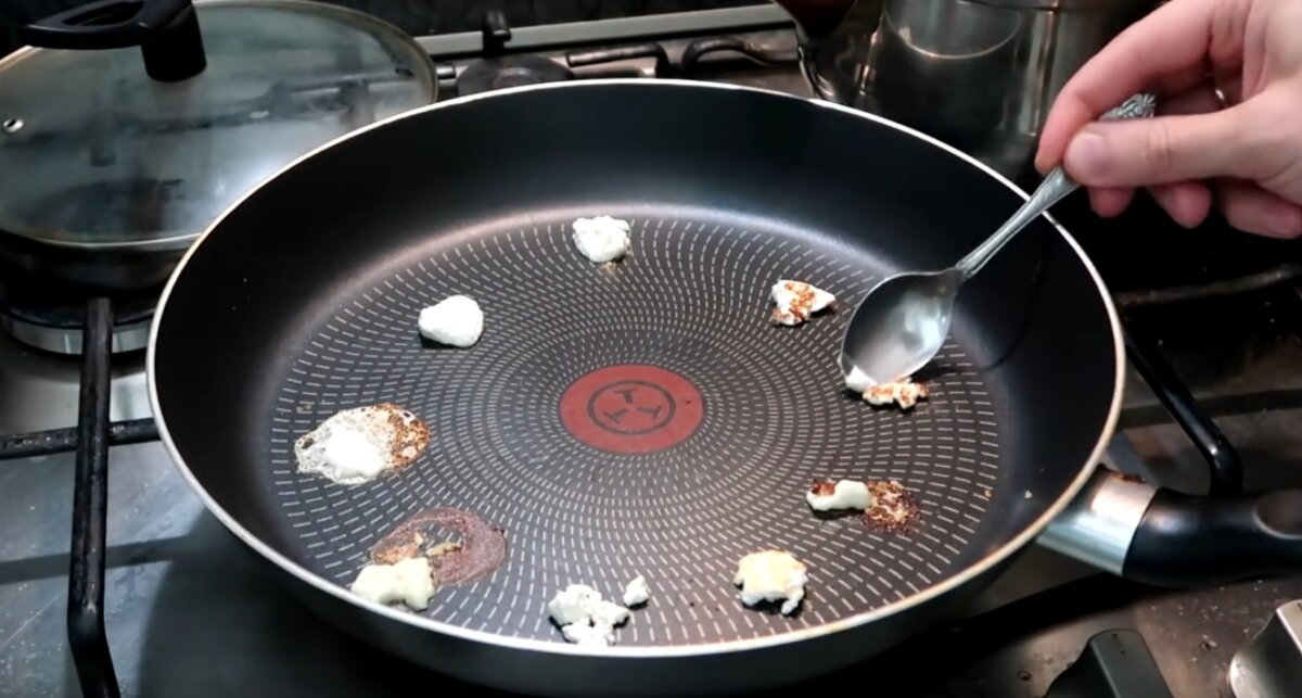 Творожный тест на сковороде, при нагревании натуральный творог будет поджариваться, как маленький сырник, а пальмовый творожок будет растекаться по сковороде жидкой пленкой.